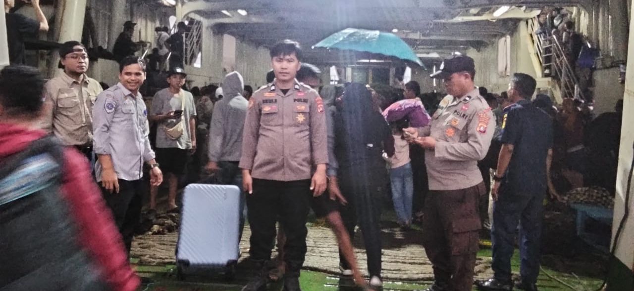 Hari ke-7 Pasca Lebaran, Personil Polresta Mamuju Masih Sibuk Berikan Pelayanan dan Pengamanan Arus Balik Mudik