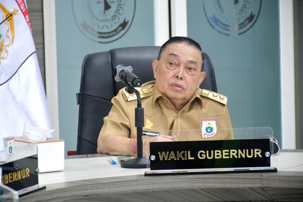 Mobil Dinas Dikuasai Oknum Mantan Pejabat Wagub Sulbar Ancam Tempuh Jalur Hukum   Polewali Mandar, Potretrakyat.com; – Gubernur dan Wakil Gubernur Sulbar, Suhardi Duka dan Salim S Mengga kembali menegaskan akan menempuh jalur hukum jika aset berupa kendaraan dinas milik Pemerintah Provinsi Sulawesi Barat tidak segera dikembalikan.  “Kalau saya sudah himbau namun masih tidak mengembalikan, saya katakan dengan sangat menyesal, pasti saya akan tempuh jalur hukum, karena itu milik Pemda dibeli dari uang Pemda. Batas waktu hingga tanggal 18 April 2025,” kata Salim S Mengga, Jumat, 18 April 2025  Menurutnya, Pemerintah Provinsi Sulawesi Barat terus berupaya untuk mengembalikan aset kendaraan dinas yang dikuasai oleh oknum yang tidak bertanggung jawab.  “Sebagian kendaraan dinas ini kita temukan diluar daerah, tadi kita temukan dua di Makassar, saya juga akan kejar ke di Kota Palu, ada juga di Kabupaten Enrekang. Tapi ada juga yang telfon saya mau mengembalikan, jadi saya katan silahkan,” ujar Salim  Pensiunan Perwira Tinggi (Pati) TNI AD itu menyebut jika oknum yang menguasai kendaraan dinas ini merupakan Pensiunan ASN dan ASN yang telah pindah tugas.  “Karena ini mobil dinas, mobil dinas dibeli dari uang rakyat, jadi jangan merasa kalau kita sudah mengabdi sebagai ASN terus merasa berjasa, kemudian karena merasa berjasa berhak mengambil mobil dinas, tidak seperti itu, karena setiap ASN itu diberi gaji, tunjangan dan fasilitas, jadi kalau kita pensiun semua fasilitas yang diberi negara itu dikembalikan dengan cara yang baik,” ungkapnya.  “Saya tidak larang menggunakan Randis, tetapi prosedur administrasinya harus dibenahi, kalau pinjam Randis harus ada surat peminjaman, tidak boleh pergi begitu saja,” tambahnya.  Dari data Pemerintah Provinsi Sulawesi Sulbar ada sekitar 43 unit kendaraan Dinas yang terdiri dari 16 mobil dan 27 sepeda motor. Sebanyak 23 unit kendaraan telah dikembalikan ke Pemprov Sulbar dengan yang kondisi ada yang masih baik dan ada juga yang sudah rusak.   Sumber: Humas Pemprov Sulbar Editor: Judistira