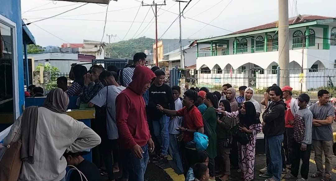 Puncak Arus Balik Mudik Pelabuhan Mamuju Capai Puncak. Penumpang KM. Entebe Express Membludak