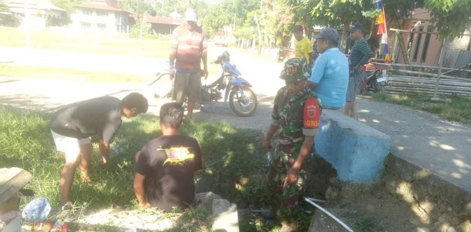 Babinsa Kodim 1418/Mamuju Lakukan Pembersihkan Saluran Air dan Pinggir Jalan di Desa Taan   