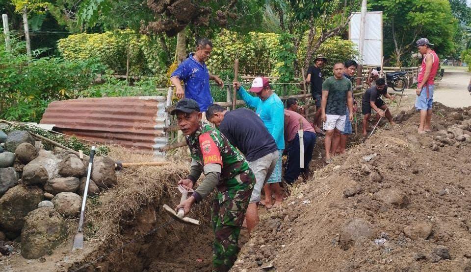 Babinsa Koramil 1418-05/Kalumpang Lakukan Penggalian Saluran Air Sepanjang 200 Meter
