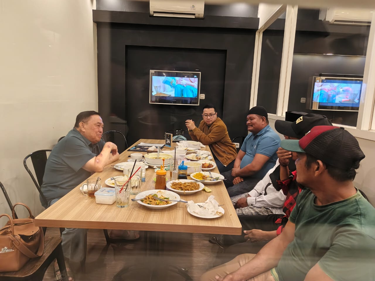 Tak Terbatas Waktu dan Tempat, Wagub Sulbar Terima Aspirasi Masyarakat di Rumah Makan. Jalan Tani Jadi Sorotan
