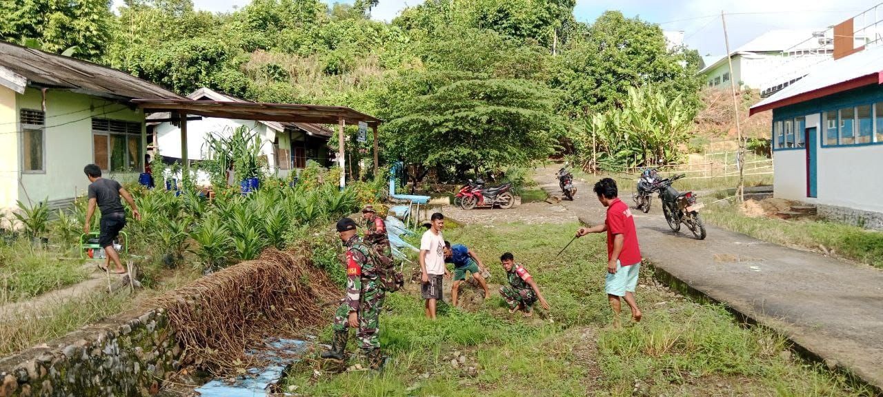 Babinsa Koramil 1418-05/Kalumpang Fokus Cegah Banjir di Desa Lumika. Wujud Karya Bakti TNI