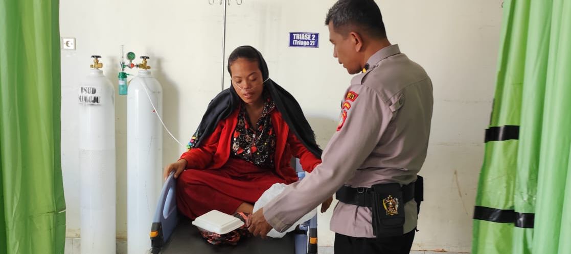 Peduli Sesama Ditunjukkan Ipda. Iswandi Bantu Ibu Hamil yang Pingsan Saat Berjualan