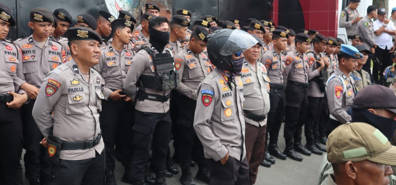 Aksi Unras di Kantor Gubernur Sulbar Dikawal Ketat Personil Polresta Mamuju Dipimpin Langsung Kapolresta