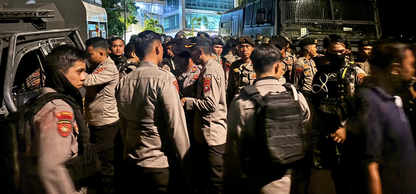 Akhirnya, Massa Aksi Unjukrasa Penolakan Tambang Pasir di Kantor Gubernur Sulbar Bubarkan Diri