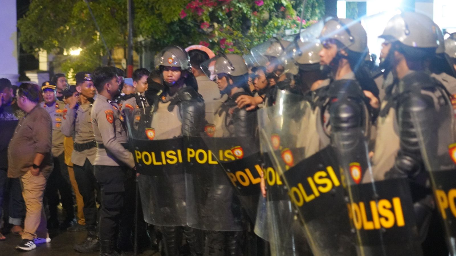 Polda Sulbar Amankan Aksi Demo Tolak Tambang Pasir Hingga Larut Malam