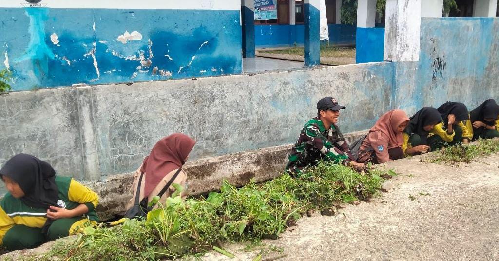Semangat Gotong Royong Babinsa Koramil 1418-03/Kalukku, Bersama Warga Bersihkan Parit