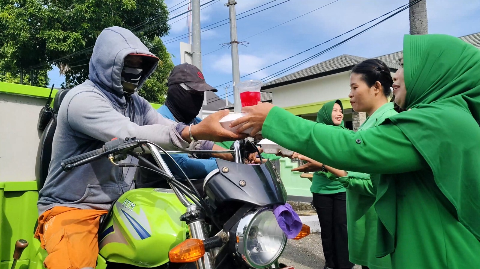 Persit KCK Cabang XLII Dim 1418/Mamuju Hadirkan “Warung Amal” di Jumat Berkah