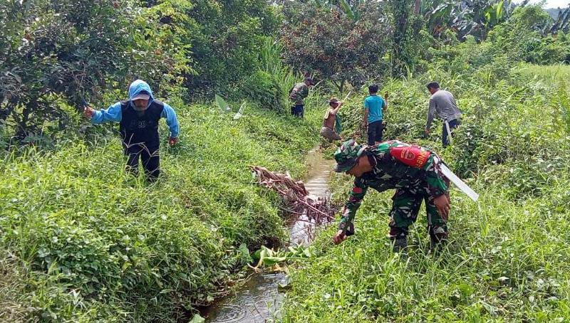 Bantu Kelancaran Irigasi, Anggota Koramil 1418-04/Budong-Budong Bersama Warga Bersihkan Saluran Air