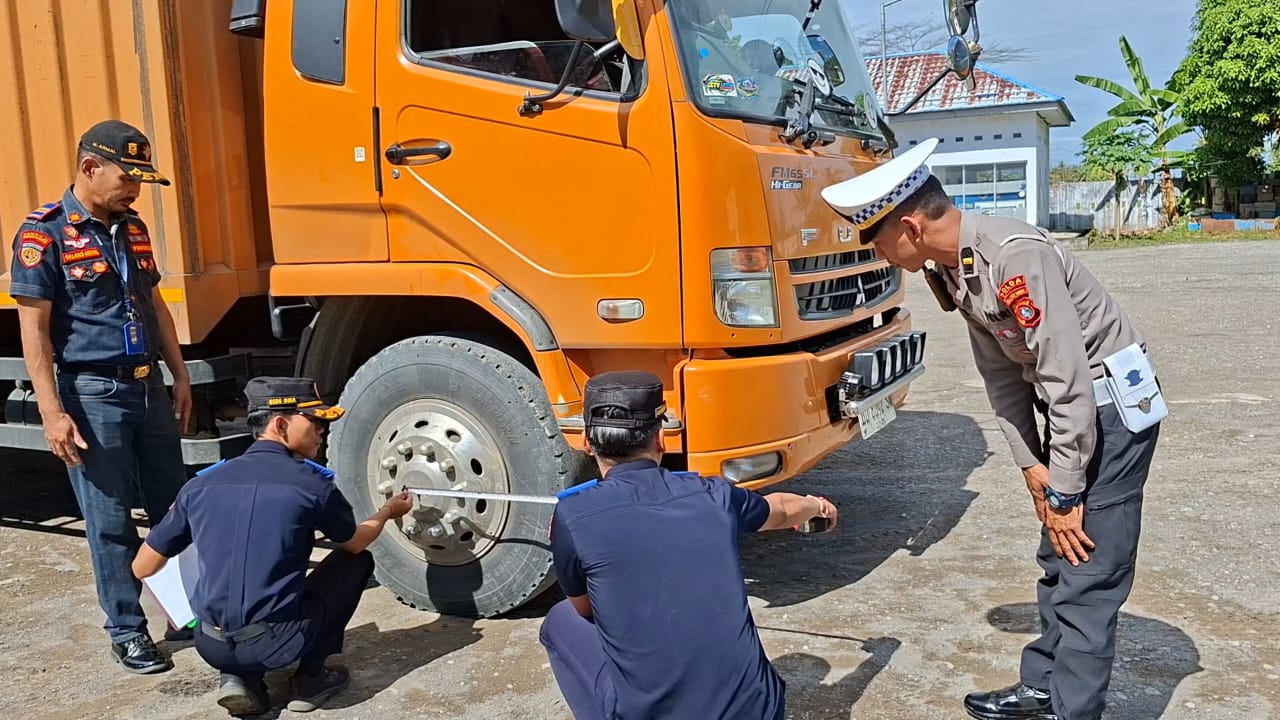 Wujudkan Budaya Disiplin dan Keselamatan, Ditlantas Polda Sulbar dan BPTD Sukses Razia Kendaraan Over Load