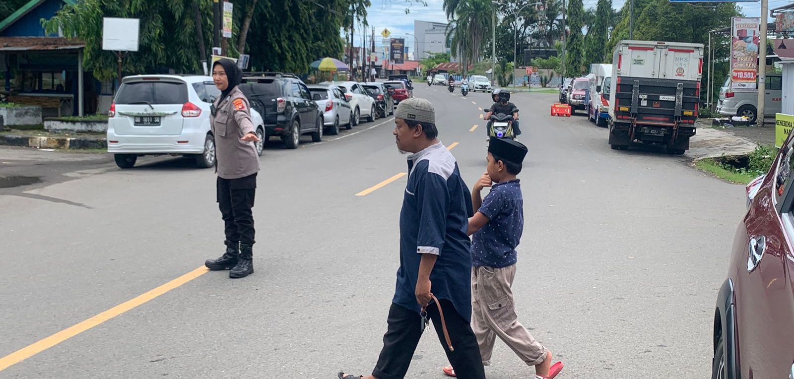 Disaat Para Pria Shalat Jumat, Polwan Cantik Polresta Mamuju Turun ke Jalan Amankan dan Atur Lalulintas