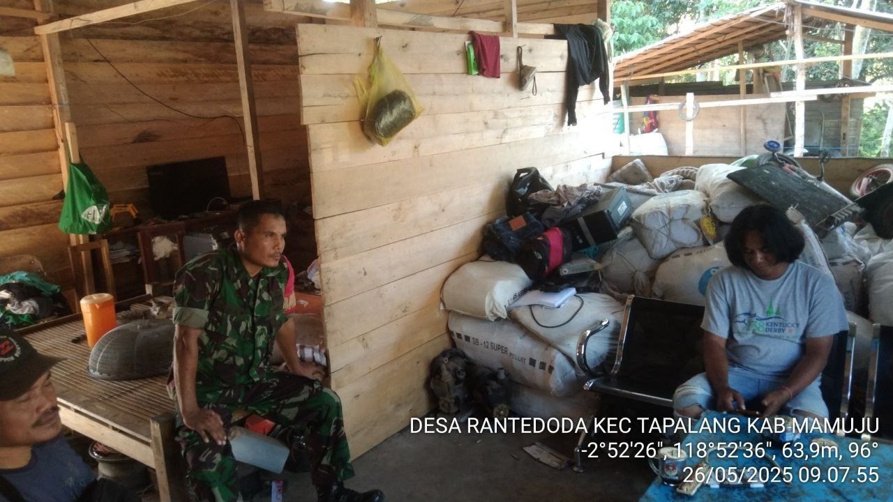 Babinsa Koramil 1418-02/Tapalang Ajak Warga Jaga Kebersihan Lingkungan