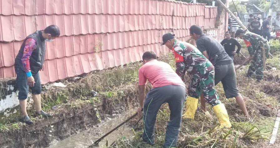 Bersama Warga, Babinsa Koramil 1418-01/Mamuju Gelar Karya Bakti