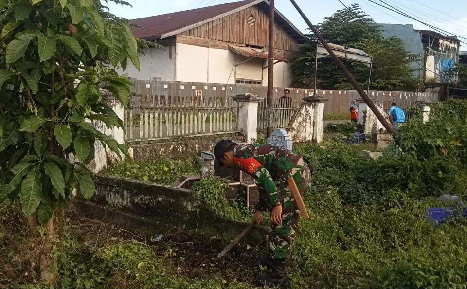 Babinsa Koramil 1418-01/Mamuju dan Warga Laksanakan Karya Bakti Bersihkan TPU