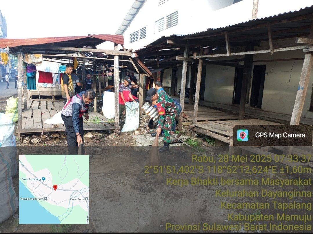 Tingkatkan Kesadaran Warga, Babinsa Koramil 1418-02/Tapalang Gelar Karya Bakti Bersihkan Pasar Dayanginna