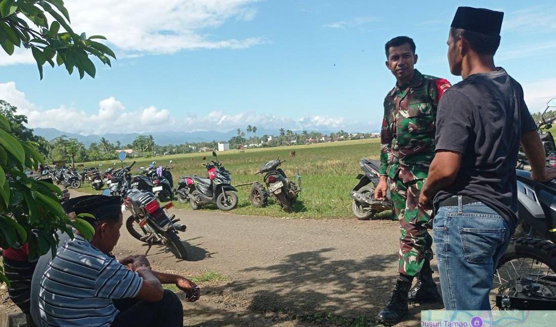 Babinsa Koramil 1418-02/Tapalang Pengumpulan Data Teritorial serta Ajak Warga Jaga Kebersihan Lingkungan