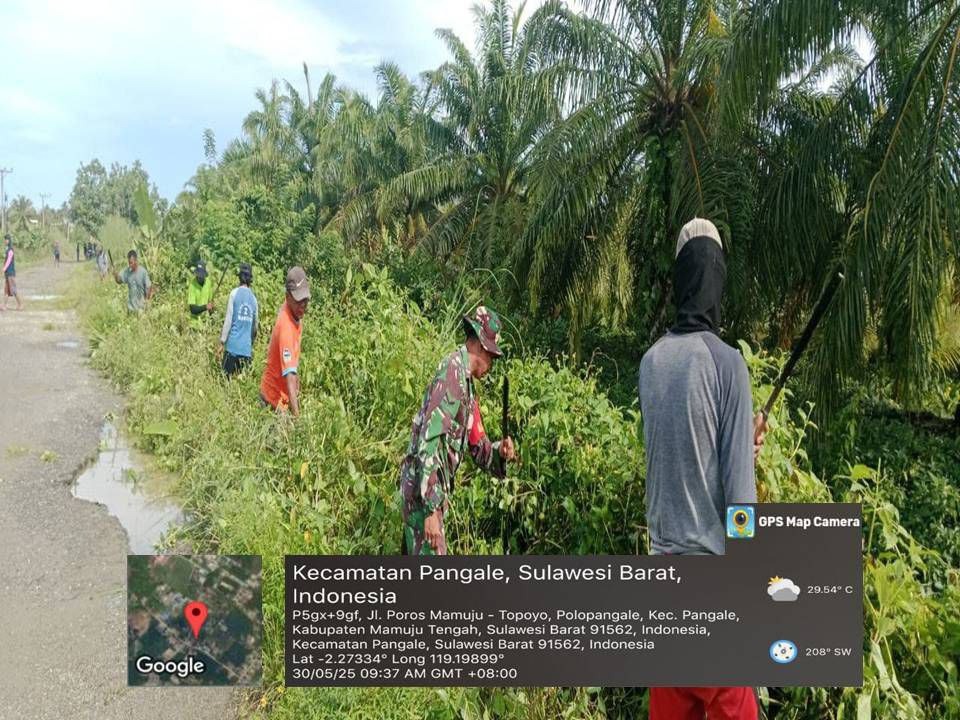 Babinsa Koramil 1418-04/Budong-Budong Bersama Warga Bersihkan Jalan Antar Desa