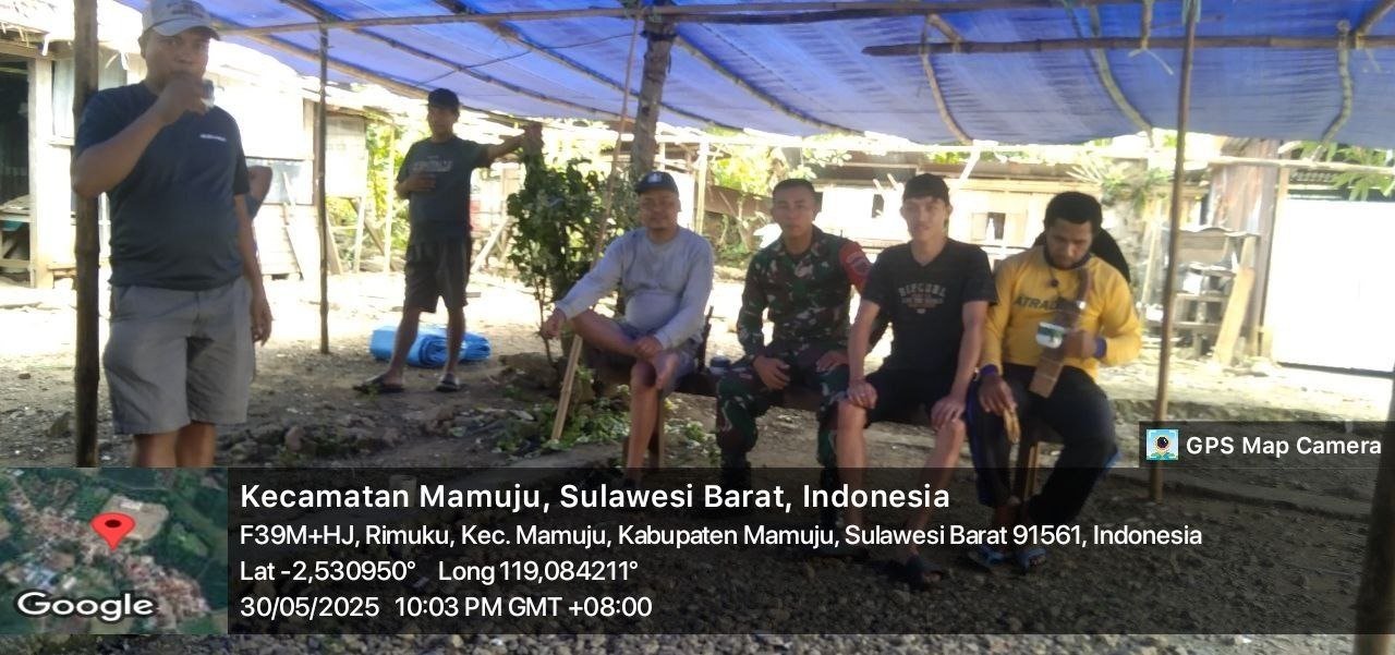 Babinsa Koramil 1418-01/Mamuju Gelar Komsos Bersama Warga