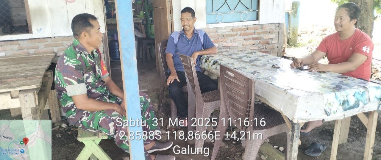 Babinsa Koramil 1418-02/Tapalang Sampaikan Pesan Penting Soal Kebersihan Lingkungan