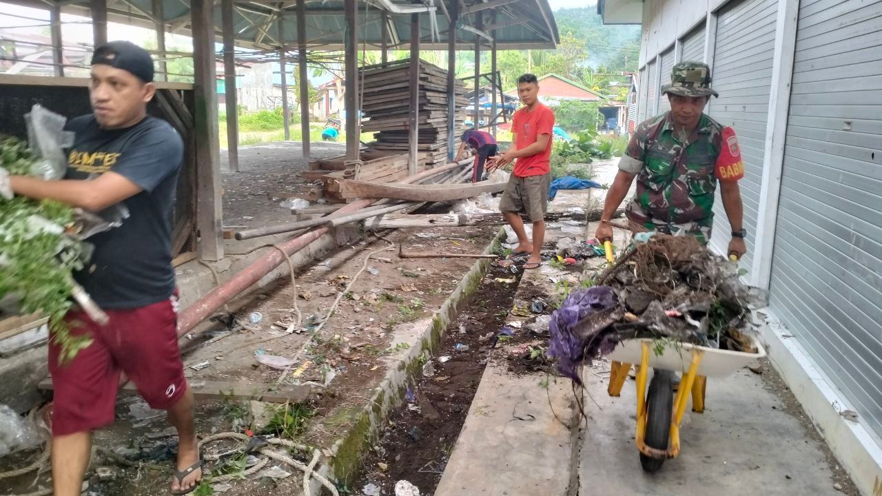 Bersama Para Pedagang Pasar, Koramil 1418 02/Tapalang Laksanakan Karya Bakti
