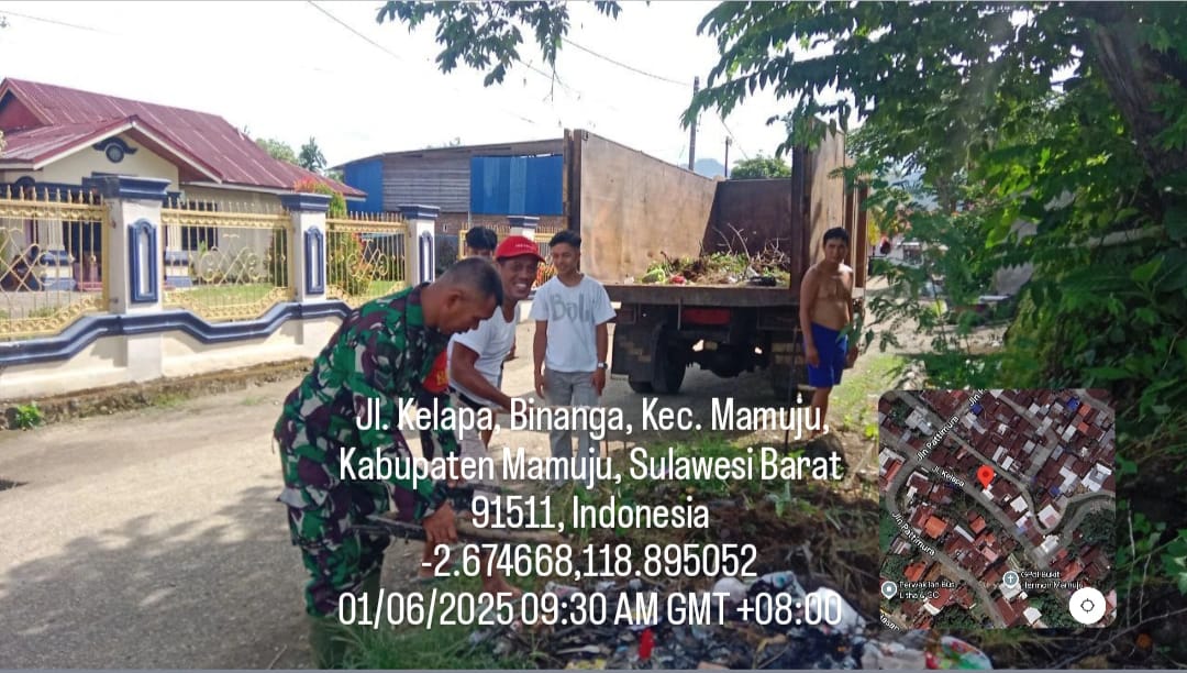 Babinsa Kodim 1418/Mamuju Bersama Warga Kerja Bakti Bersihkan Pinggir Jalan