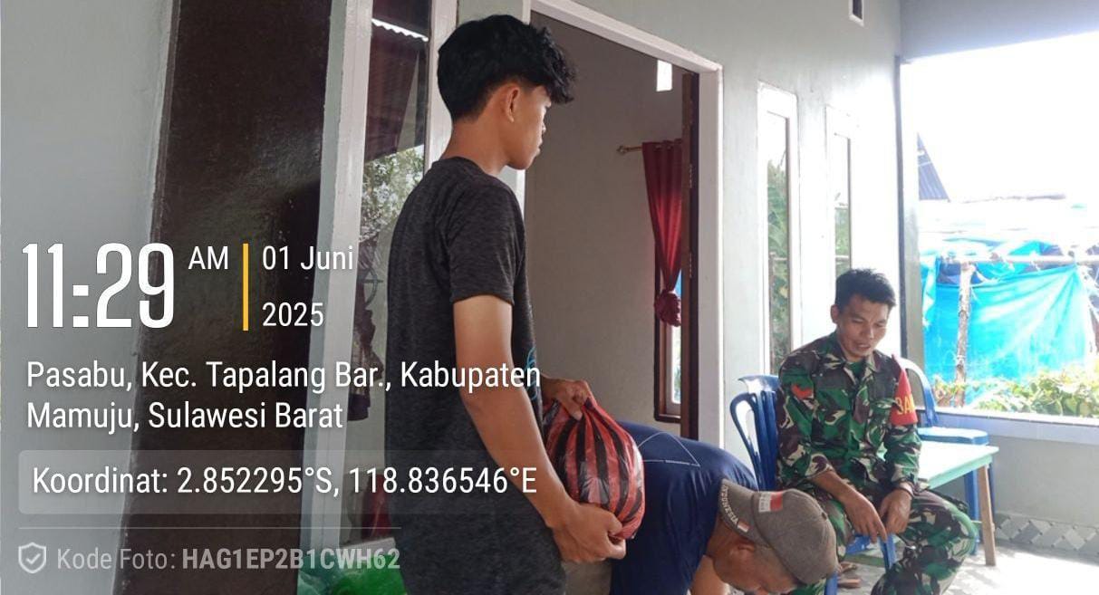 Babinsa Koramil 1418-02/Tapalang Kumpul Data Teritorial Sambil Ajak Warga Jaga Kebersihan Lingkungan