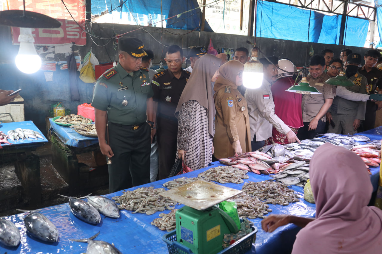 Jelang Idul Adha, Dandim 1418/Mamuju Bersama Pemkab Pantau Harga Bahan Pokok dan Pasar Murah