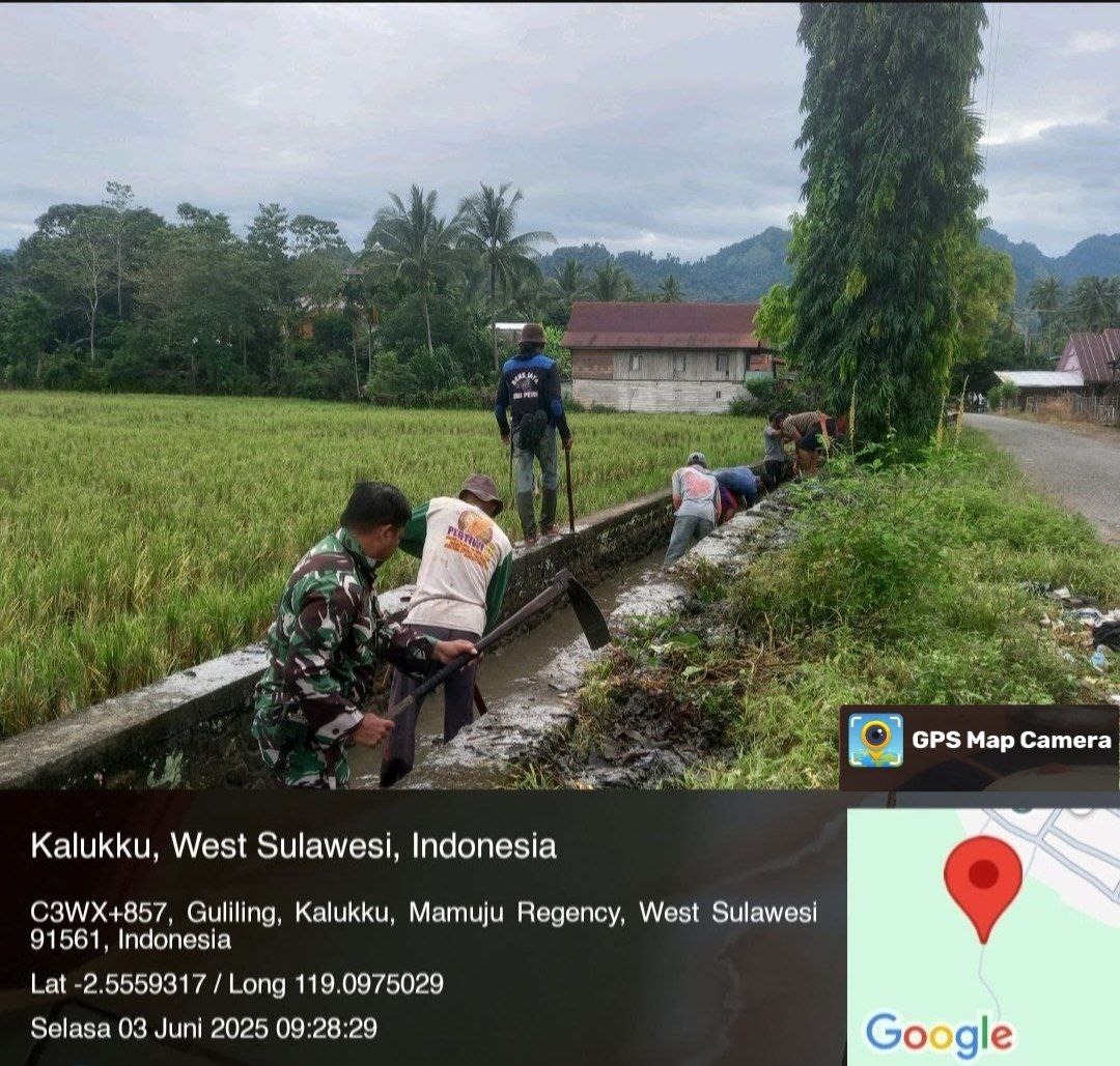 Koramil 1418-03/Kalukku dan Warga Guliling Bersama Bersihkan Saluran Air
