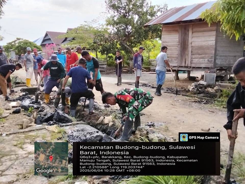 Babinsa Koramil 04/Budong-Budong Bersama Warga Bersihkan Saluran Air di Desa Barakkang