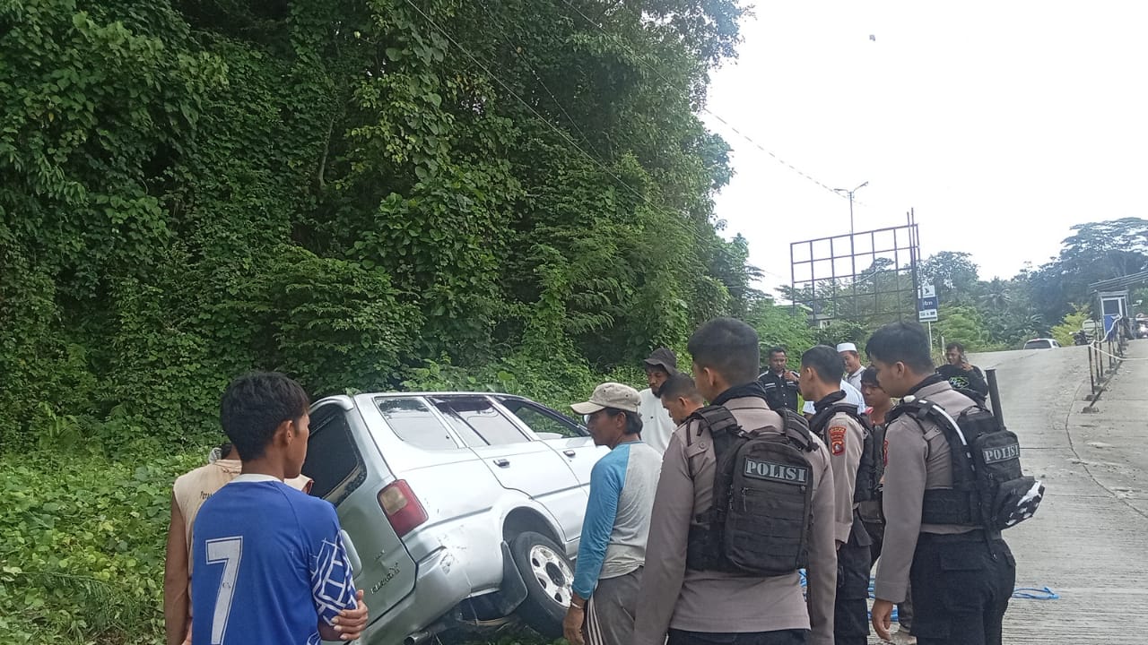 Personel Sat Samapta Polresta Bantu Evakuasi Mobil Kecelakaan
