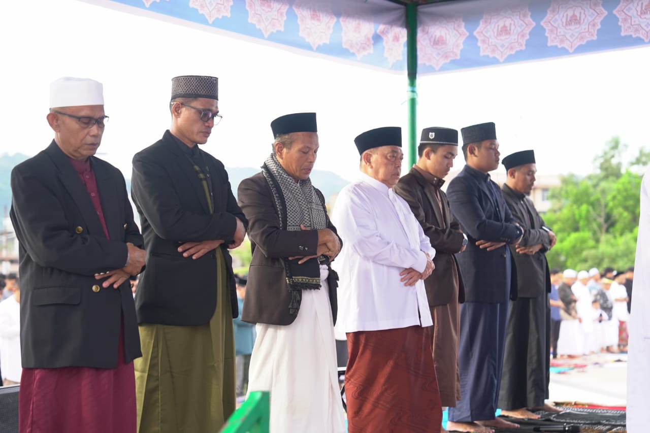 Gubernur dan Wagub Beserta Forkopimda Sulbar Salat Idul Adha di Anjungan Pantai Manakarra