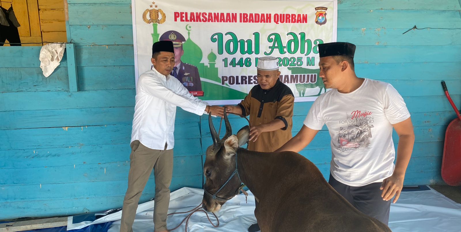 Polresta Mamuju Sembelih dan Bagikan Daging Kurban Idul Adha 1446 Hijriah ke Masyarakat