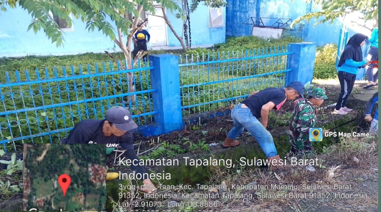 Karya Bakti Personel Koramil 1418-02/Tapalang Bersama Warga Bersihkan Saluran Air di Desa Taan