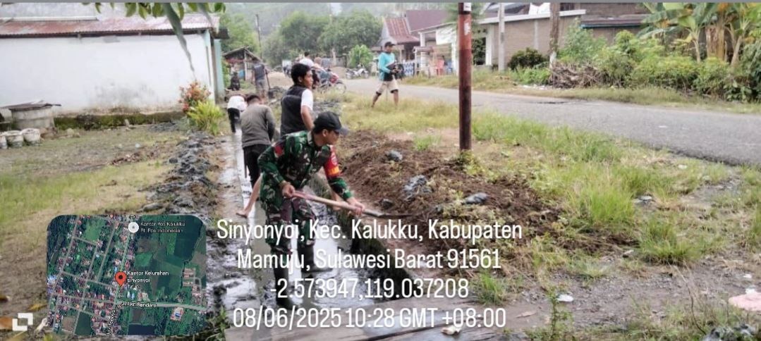 Babinsa Koramil 1418-03/Kalukku Bersama Warga Gelar Karya Bakti di Kelurahan Sinyoinyoi
