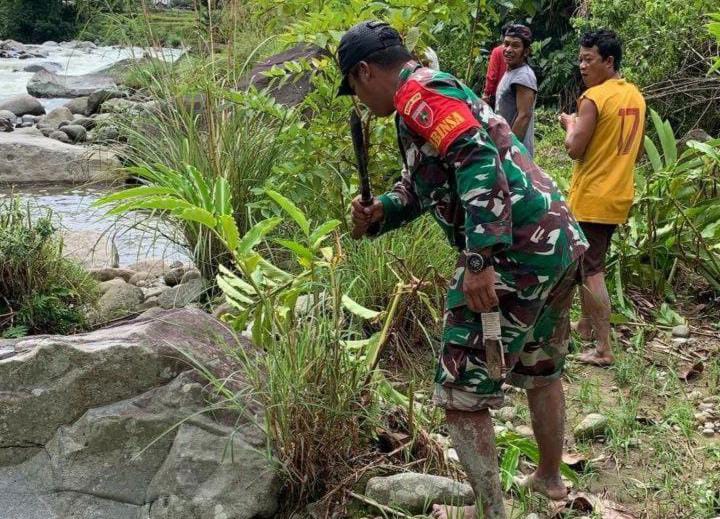 Babinsa Koramil 1418-05/Kalumpang Bersama Warga Bersihkan Sungai Desa Kinatang