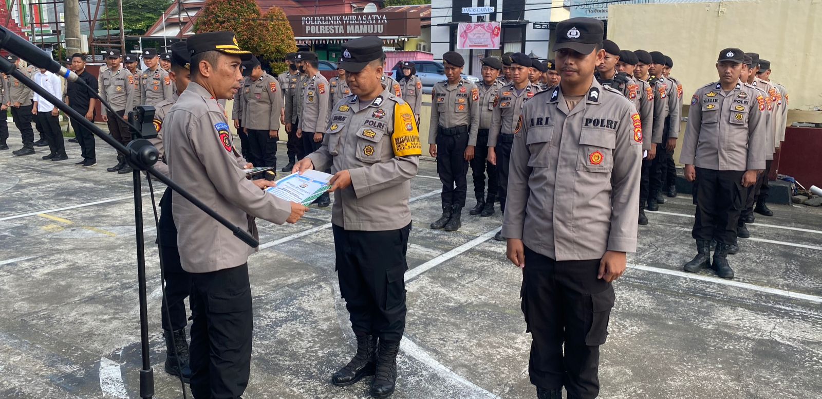 Berdedikasi Tinggi Dalam Tugas Sebagai Polisi, Dua Personil Polresta Mamuju Diganjar Penghargaan dari Kapolresta