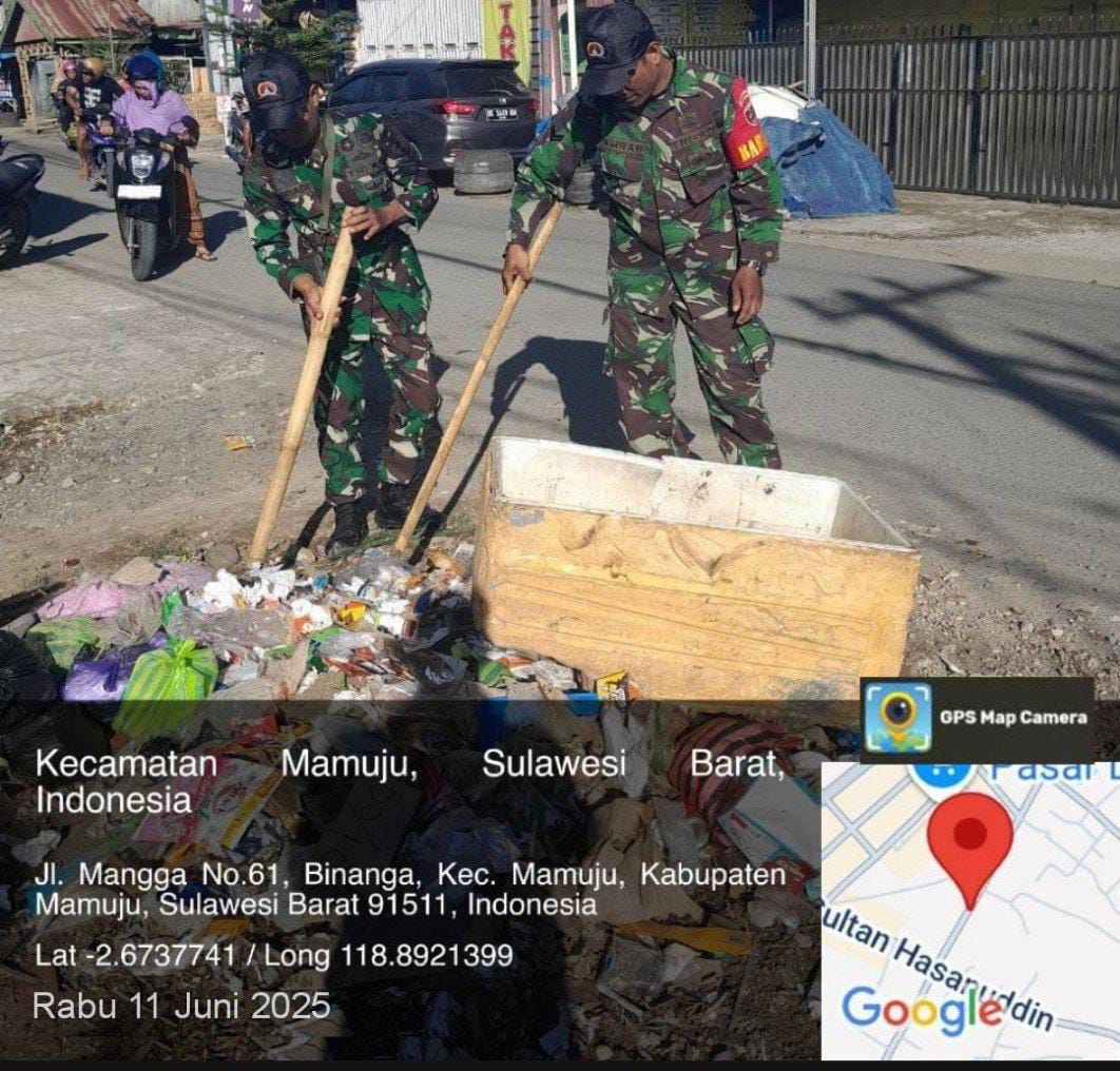 Ajak Warga Peduli Lingkungan, Personel Koramil 1418-01/Mamuju Gelar Karya Bakti di Pasar Lama