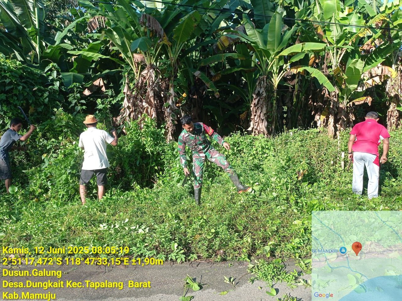 Babinsa Koramil 1418-02/Tapalang Bersama Masyarakat Laksanakan Karya Bakti Bersihkan Jalan Dusun Galung