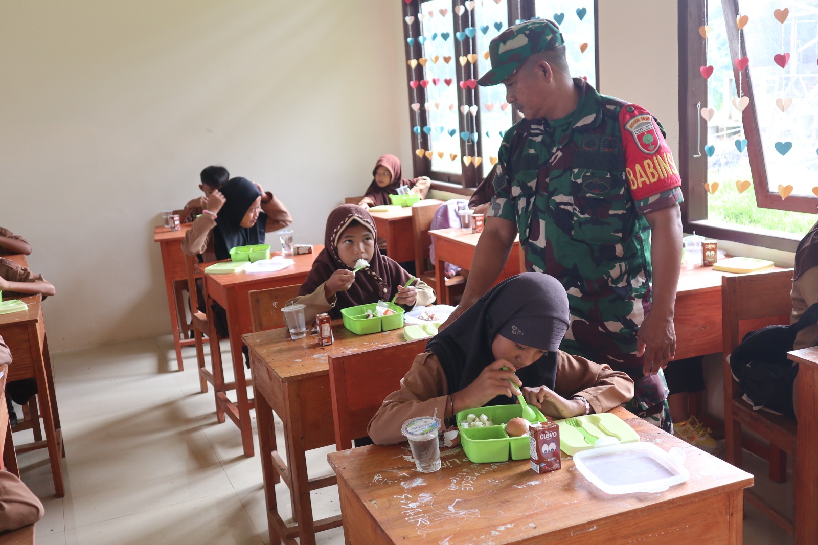 Aksi Prajurit Kodim 1418/Mamuju untuk Generasi Penerus Bangsa, Dukung Program Hasanuddin Peduli Anak Sekolah