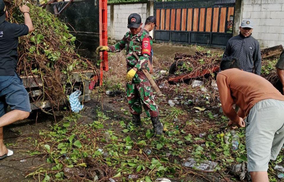 Cegah Penyakit, Babinsa Koramil 1418-01/Mamuju Laksanakan Karya Bakti Bersihkan Sampah di Kelurahan Rimuku