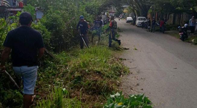 Wujudkan Kota Bersih dan Nyaman, Babinsa Koramil 1418-01/Mamuju Gelar Karya Bakti Pembersihan Jalan