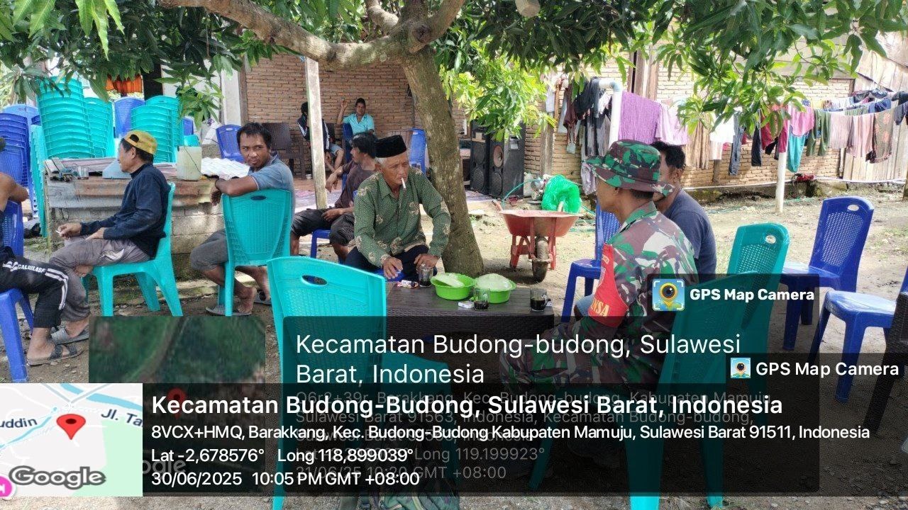 Babinsa Koramil 1418-04/Mamuju Lakukan Komsos Bahas Keamanan dan Antisipasi Konflik Sosial di Desa Barakkang