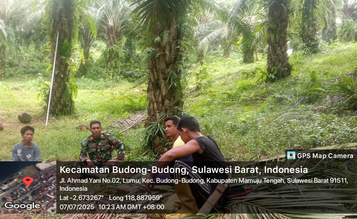 Komsos Babinsa Koramil 1418-04/Budong Budong Edukasi Masyarakat Desa Lumu Bahas oal Ketahanan Pangan dan Ekonomi