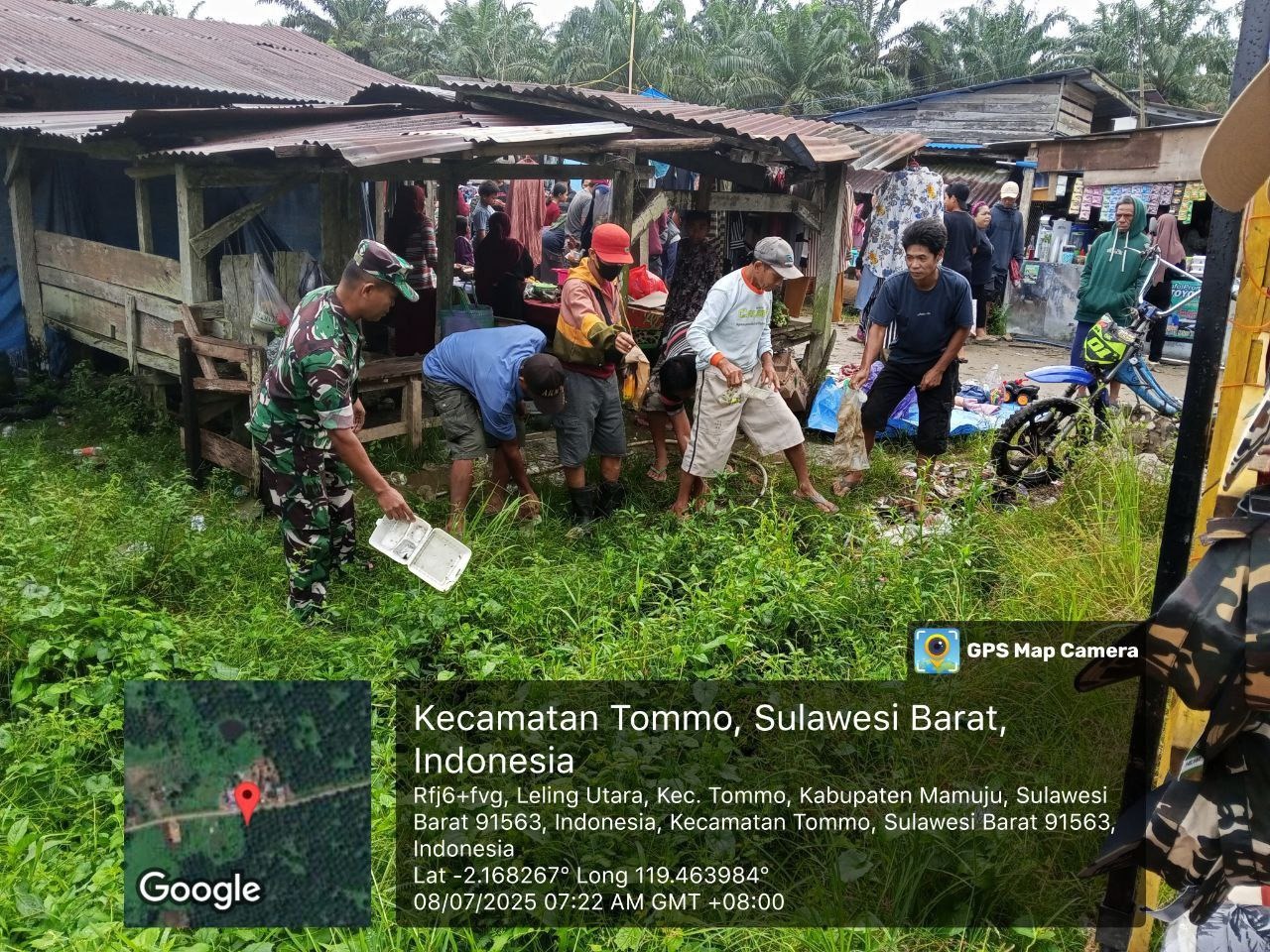 Dengan Karya Bakti, Babinsa Koramil 1418-03/Kalukku Ajak Warga Wujudkan Pasar Bersih dan Nyaman