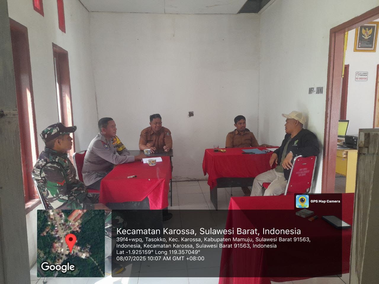 Babinsa Koramil 1418-04/Budong-Budong Jalin Sinergi Lewat Komsos Bersama Aparat dan Tokoh Masyarakat
