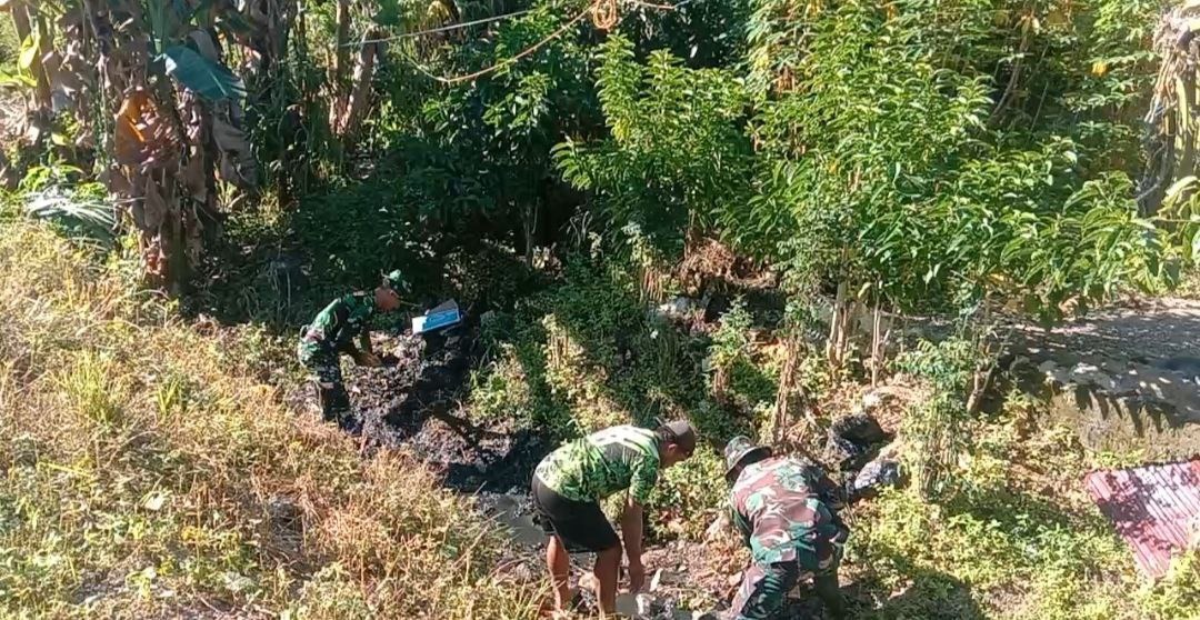 Babinsa Koramil 1418-04/Budong-Budong Laksanakan Karya Bakti Pembersihan Irigasi