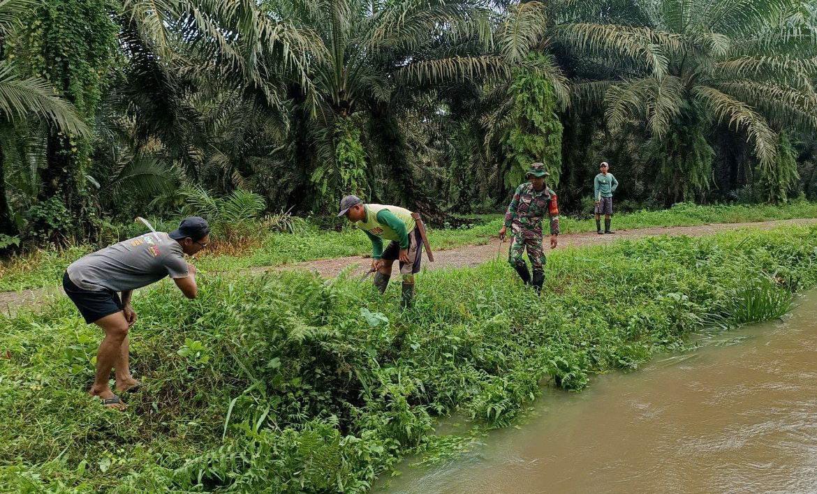 TNI dan Warga Budong-Budong Kompak Bersihkan Bantaran Sungai Untuk Antisipasi Bencana Banjir