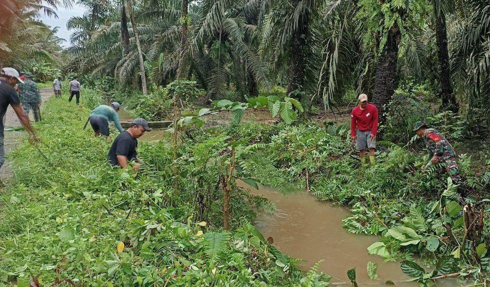 Babinsa Koramil 1418-04/Budong-Budong Gencarkan Karya Bakti, Bersihkan Saluran Air Perkebunan Sawit