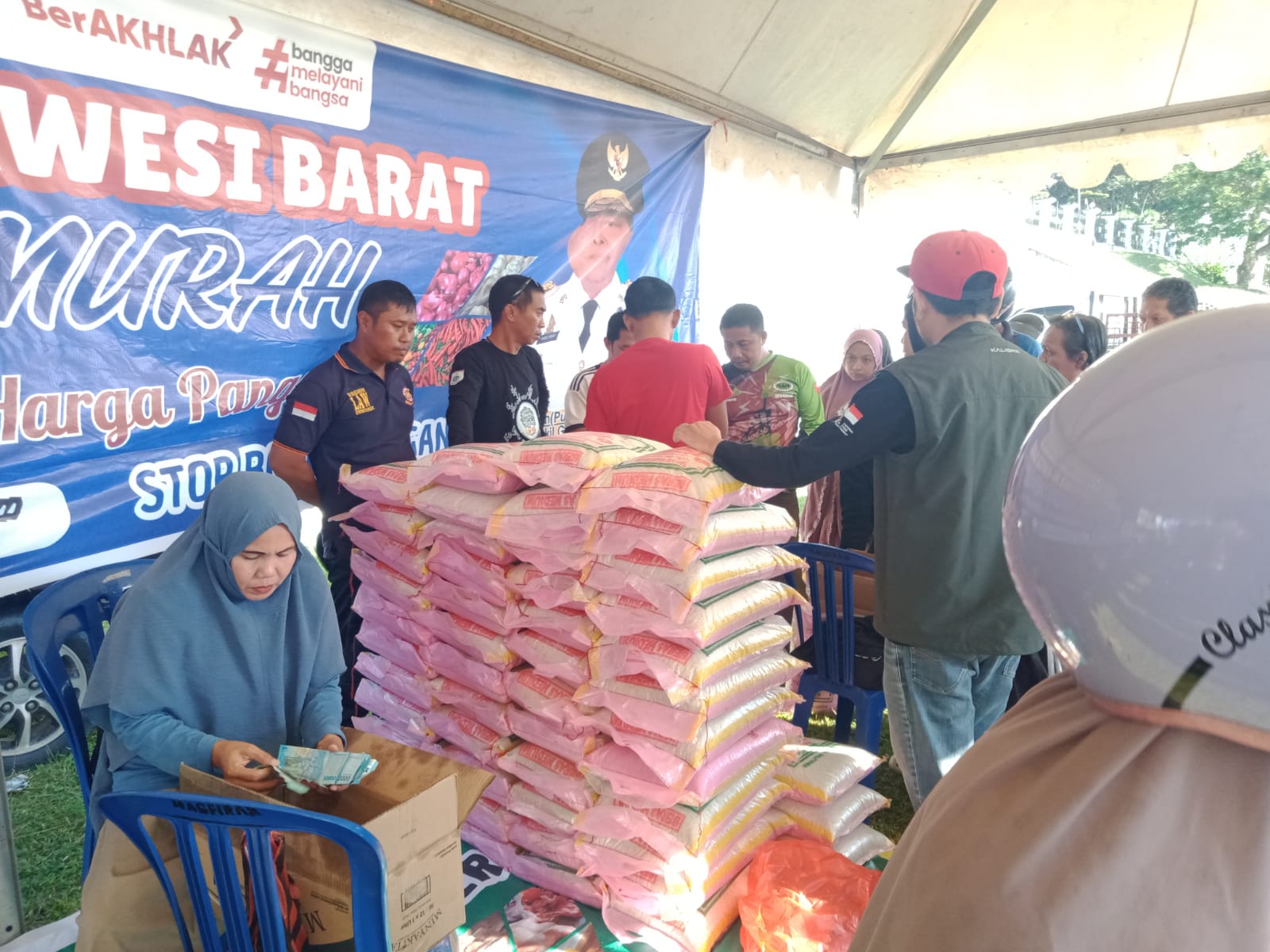 3,5 Ton Beras Habis Terjual dalam Pasar Murah Sulbar, Masyarakat Diimbau Tidak Menimbun